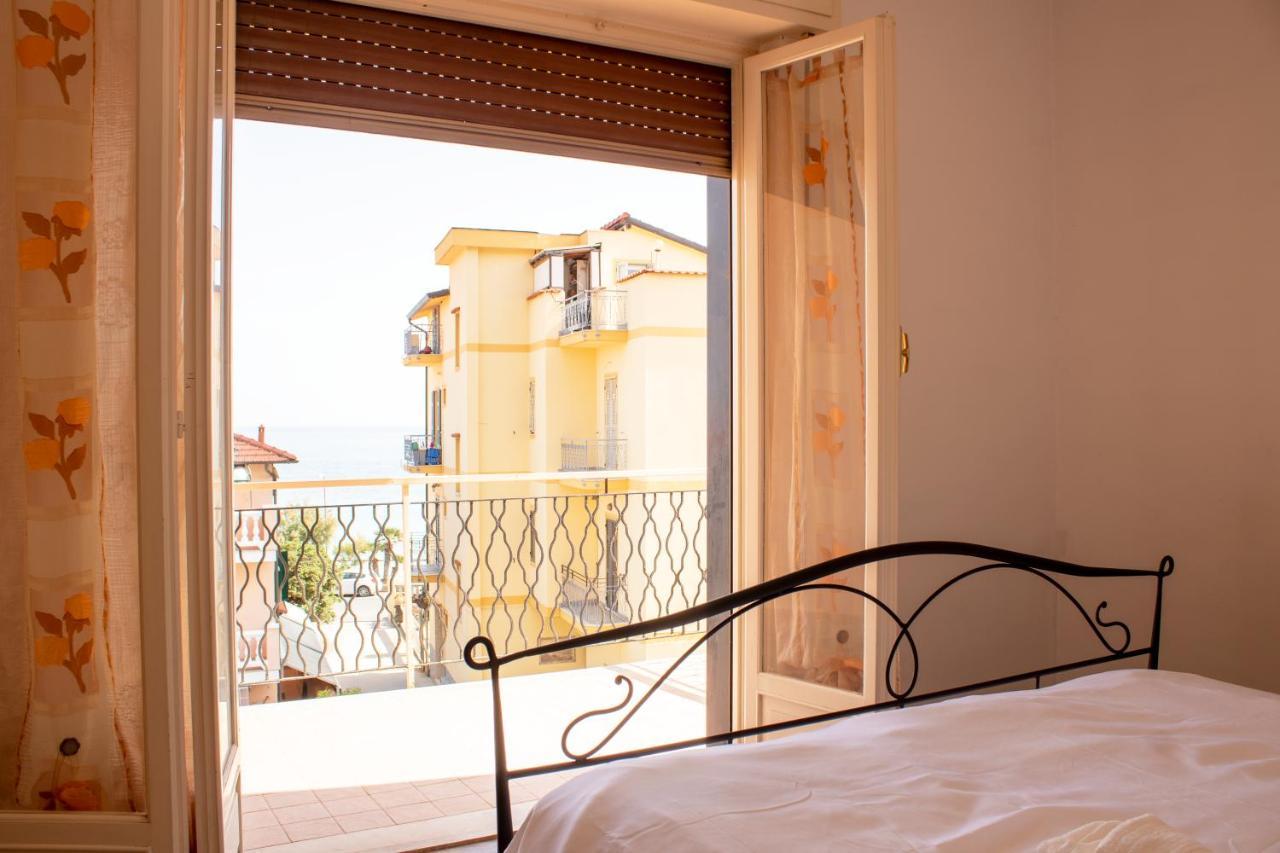 Posto Auto Gratuito Relax A 30 Metri Dal Mare Apartment Riva Ligure Exterior photo